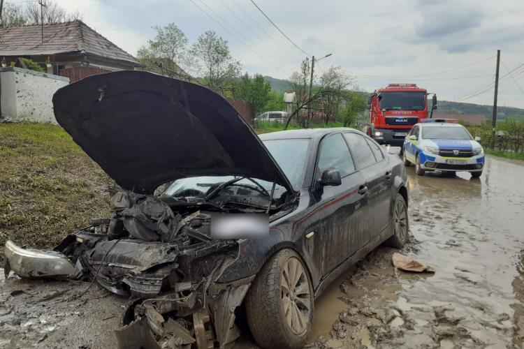 Un BMW a derapat pe noroaie în timpul furtunii și a intrat într-un cap de pod în Țaga - FOTO   