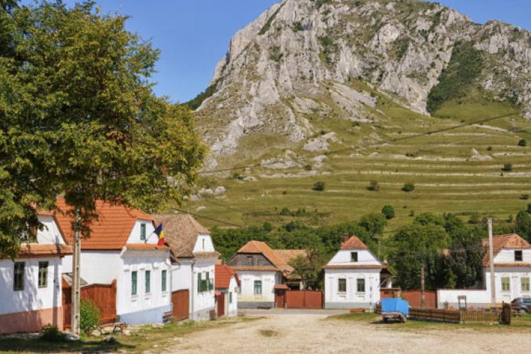 FOTO. Rimetea, „diamantul” turistic al Transilvaniei. De o frumusețe rară, localitatea arată „desprinsă” din Elveția