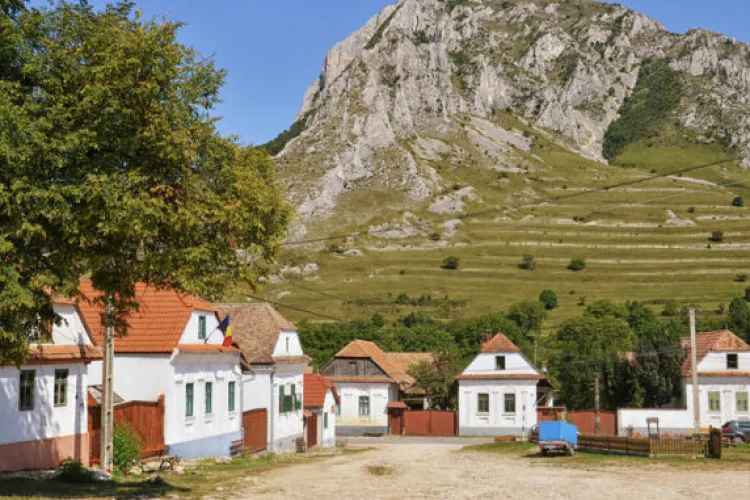 FOTO. Rimetea, „diamantul” turistic al Transilvaniei. De o frumusețe rară, localitatea arată „desprinsă” din Elveția