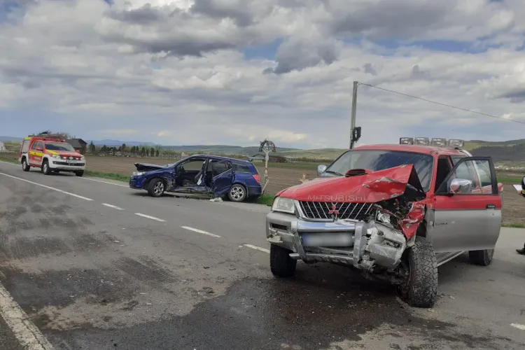 Impact violent la Cluj. Două mașini, făcute PRAF, o victimă a rămas încarcerată-FOTO