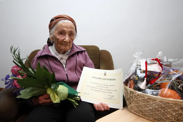 Trei clujence care au peste 100 de ani au fost premiate de Ziua Femeii - FOTO