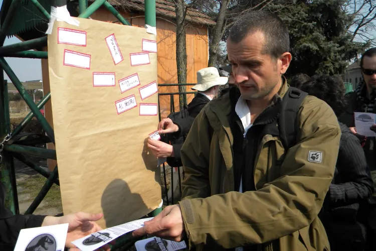 Salvati Parcul Feroviarilor! 50 de tineri au protestat in fata portii si au cerut ca Parcul sa nu fie defrisat! - VIDEO si FOTO