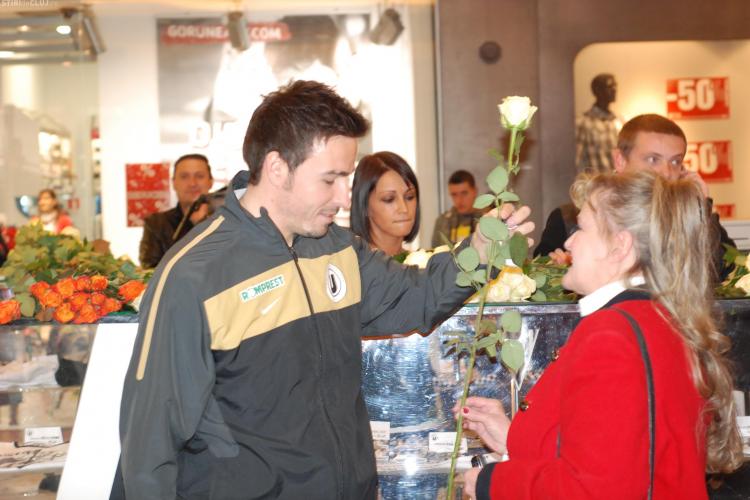 Printul Cristea a impartit flori si autografe la Iulius Mall! - VIDEO si FOTO