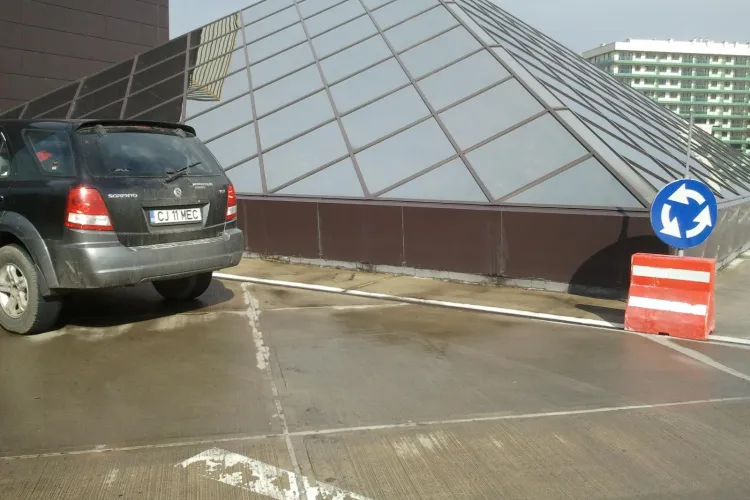 Smecher de Cluj! Soferul unei masini cu ecuson Consiliul Judetean Cluj si numar de Ministerul Educatiei, parcheaza in sensul giratoriu!  