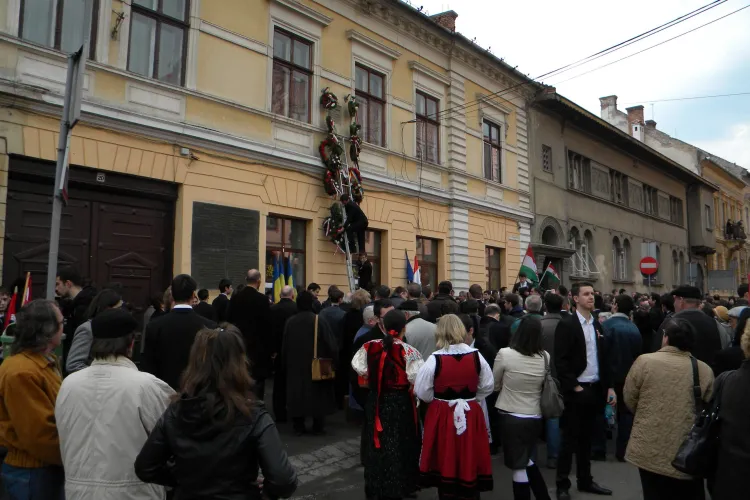 Maghiarii au depus coroane de flori la fostul Hotel Biasini! Peste 1.000 de oameni au asistat la eveniment - VIDEO si FOTO 