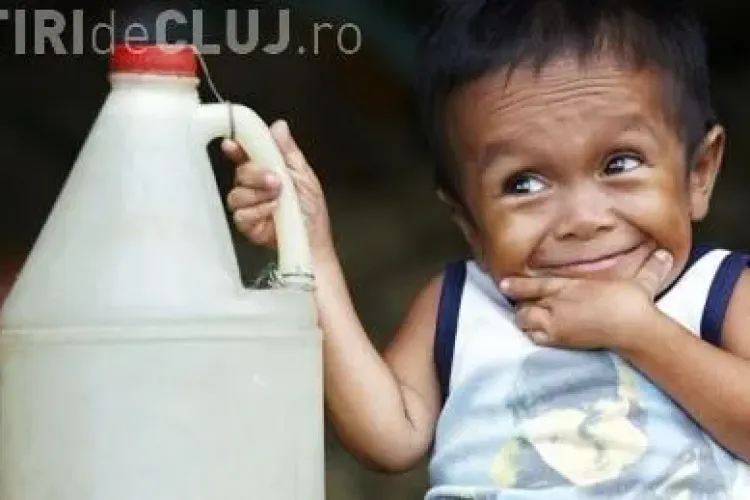 Cel mai mic om din lume e inalt... cat o sticla de lapte! VEZI FOTO