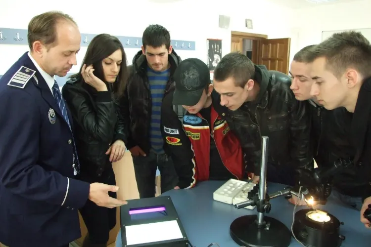 Peste 600 de elevi, in vizita la Scoala de Agenti de Politie "Septimiu Muresan" Cluj - FOTO