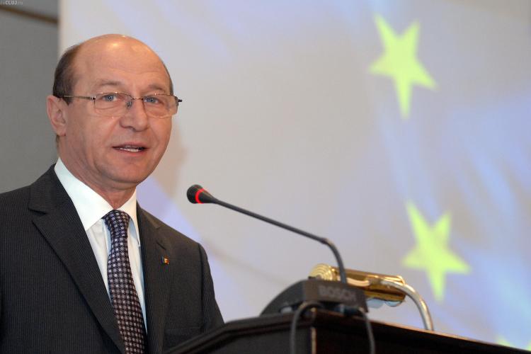 Traian Basescu: Daca vreti sa vedeti Romania nu mergeti pe sosele. Va recomand un elicopter
