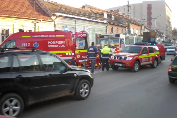 Un barbat  a fost lovit pe trecerea de pietoni de un troleibuz pe strada Motilor din Cluj-Napoca! A fost dus in stare grava la UPU- VIDEO IMAGINI SOCANTE