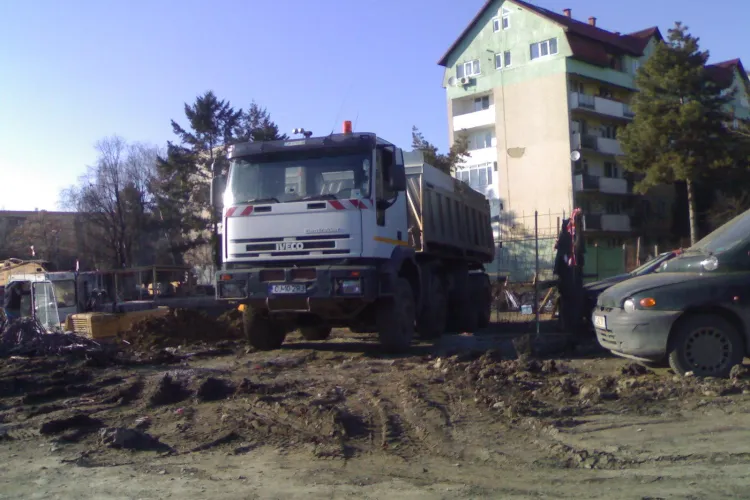 Firma care construieste Parking -ul Baisoara, acuzata ca murdareste asfaltul - FOTO