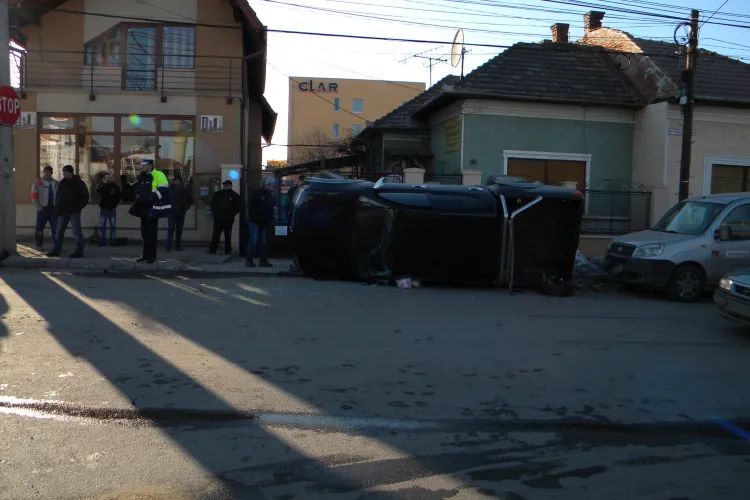 Accident pe strada Plevnei la intersectia cu Fabricii de Zahar! O masina de teren s-a rasturnat - VIDEO si Galerie FOTO