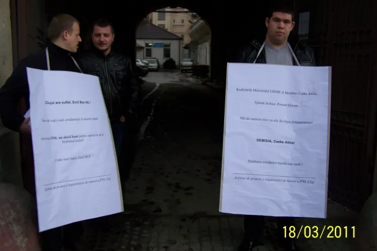 Liberalii clujeni au protestat fata de criza financiara de la Institutul Inimii: "Clujul are suflet, Emil Boc NU! - FOTO