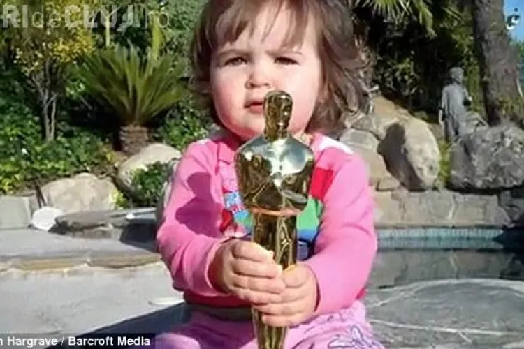 Fiica producatorului filmului "King's Speech" a scapat si a ciobit statueta de Oscar!