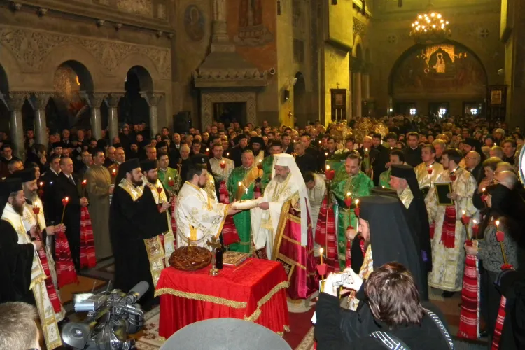 Slujba de la parastasul mitropolitului Bartolomeu este oficiata de PF Daniel, patriarhul Bisericii Ortodoxe - VIDEO