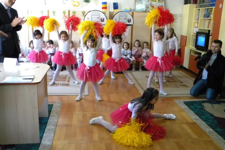 Vezi cum au dansat copiii de la Gradinita "Mica Sirena" pe Imnul PDL, "Verde-nrourat" - Galerie FOTO