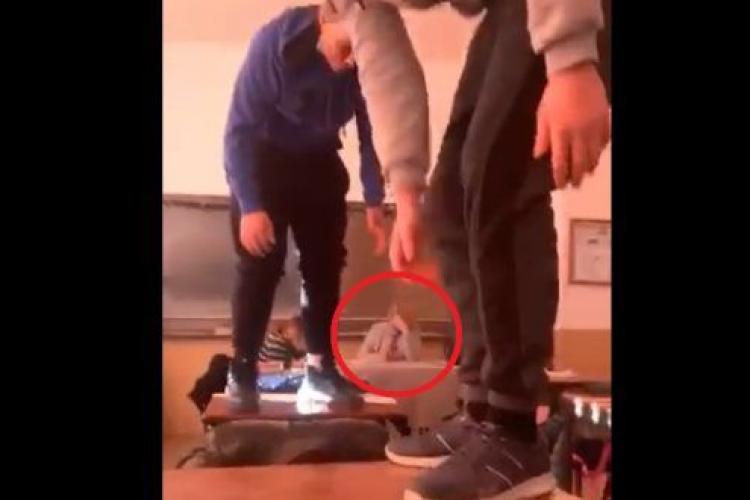 VIDEO - Elevii dintr-o clasă de-a VIII-a din Mureș au dansat pe bănci, de față cu directoarea școlii