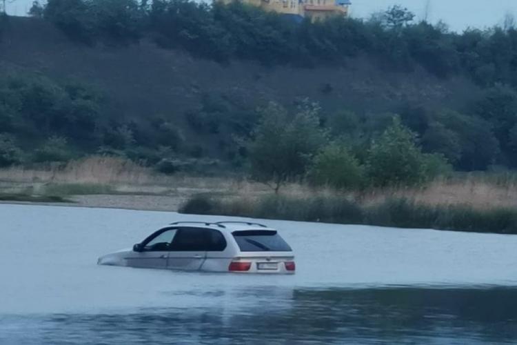 VIDEO - Un șofer cu BMW a rămas blocat în apele Bistriței. Bărbatul încerca să traverseze râul