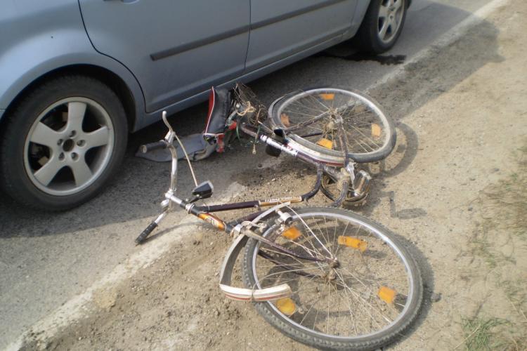 Cluj: Un biciclist a fost lovit de o mașină în Turda. Biciclistul de 51 de ani a ajuns la spital