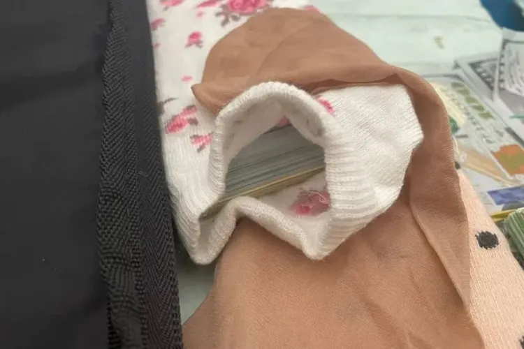 Ucraineni prinşi cu aproape 900.000€ ascunşi în şosete, la intrare în România - FOTO