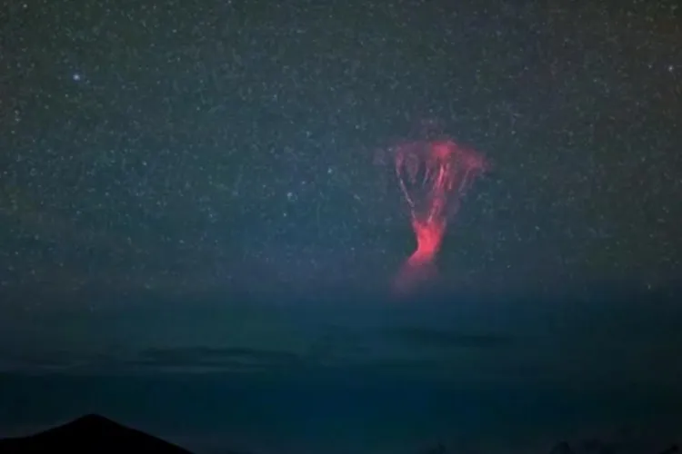 Ce este fulgerul „elf”. Fenomenul unic apare o dată la 10 ani, spectacolul de pe cer durează câteva milisecunde