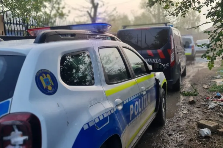 VIDEO - Doi bărbați s-au filmat într-un cimitir, pe ritmuri de manele, ținând scheletul proaspăt dezgropat al unei femei