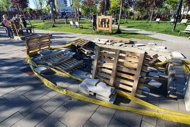 Oraș smart! ”Dorel” a trecut cu mașina peste dalele din parcul Între Lacuri și le-a spart - FOTO   