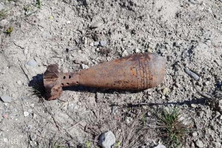 Pirotehniștii de la ISU Cluj intervin în cazul unei bombe, găsită în Feleacu. Bomba neexplodată a fost găsită în zona Micești