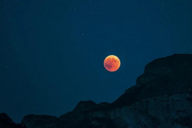Eclipsa totală din noaptea de duminică spre luni, se va putea observa și din România. Luna va deveni roșiatică