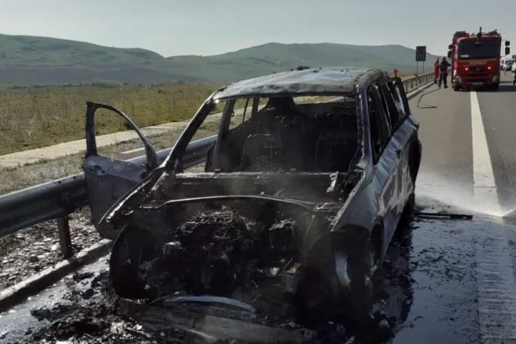 Mașină distrusă în totalitate de flăcări pe autostrada dintre Alba și Turda