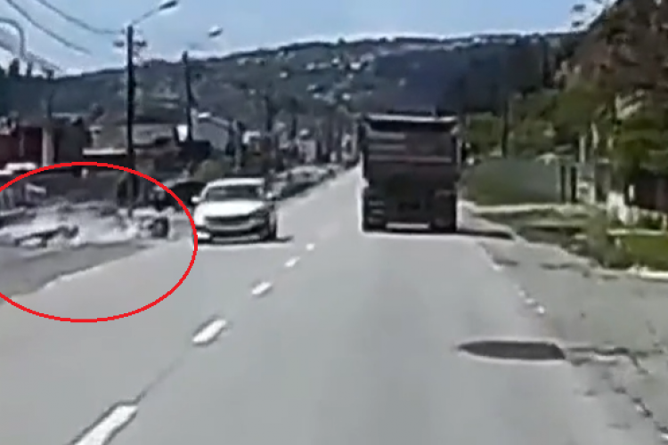 VIDEO - Motociclist dărâmat de pe motocicletă în timpul mersului de un șofer neatent, pe un drum din Dej. Șoferul a rămas fără permis