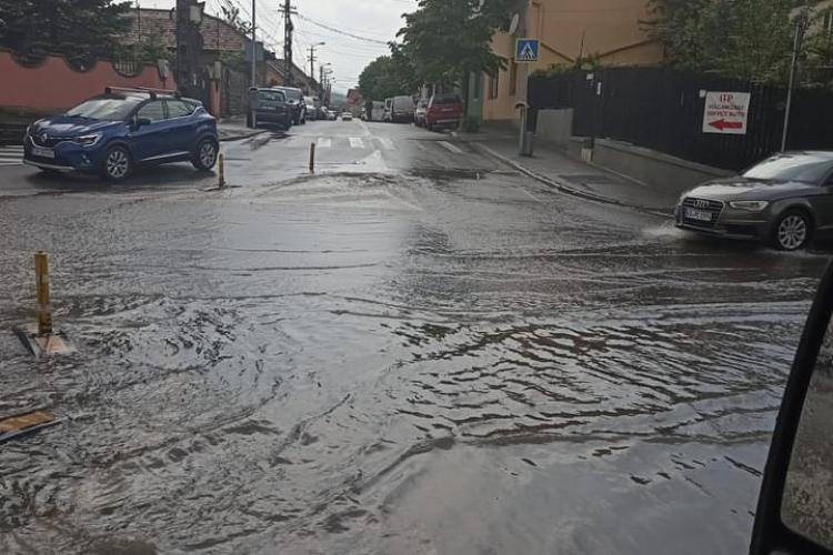 FOTO - S-a mutat Veneția la Cluj? Stradă din Gruia, inundată după o ploaie de 15 minute