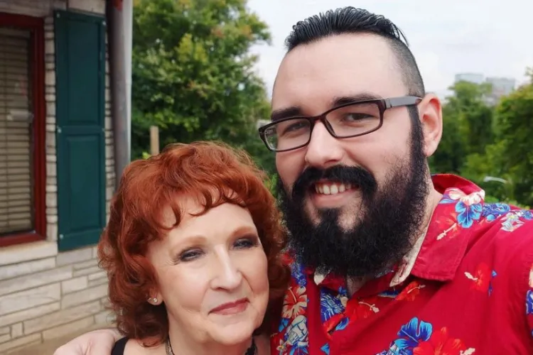 Iubirea nu are vârstă! Ea are 77 de ani și el 24. Ce văd unii la alții?   