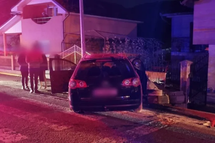 CLUJ - Accident în Valea Codorului, Dej. Un tânăr de 19 ani a intrat cu mașina într-un gard. Două tinere au avut nevoie de îngrijiri medicale