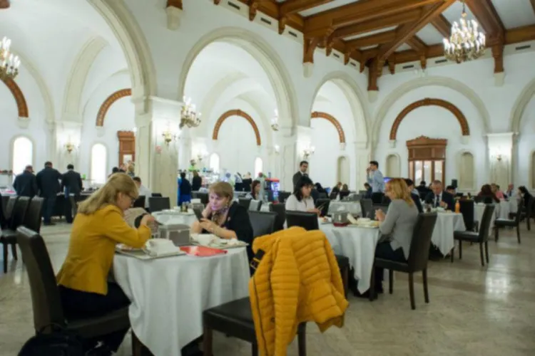 Mâncarea parlamentarilor, mai ieftină decât mâncarea corporatiștilor. Cât costă un meniu la cantina Parlamentului