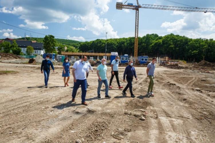 Primăria Cluj-Napoca promite că Baza sportivă La Terenuri va fi gata până la finalul lunii iulie, după ce inaugurarea trebuia să fie anul trecut