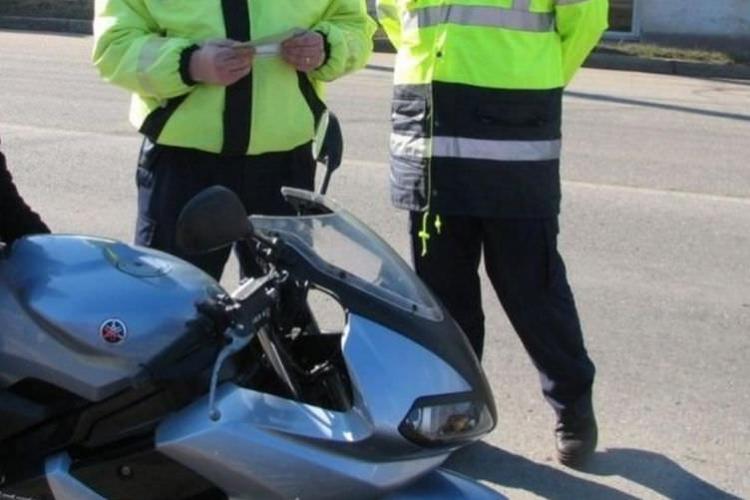 Motocicliști amendați la Cluj pentru că nu au extinctor, trusa medicală si pentru ca i-au dat de lucru agentului - VIDEO