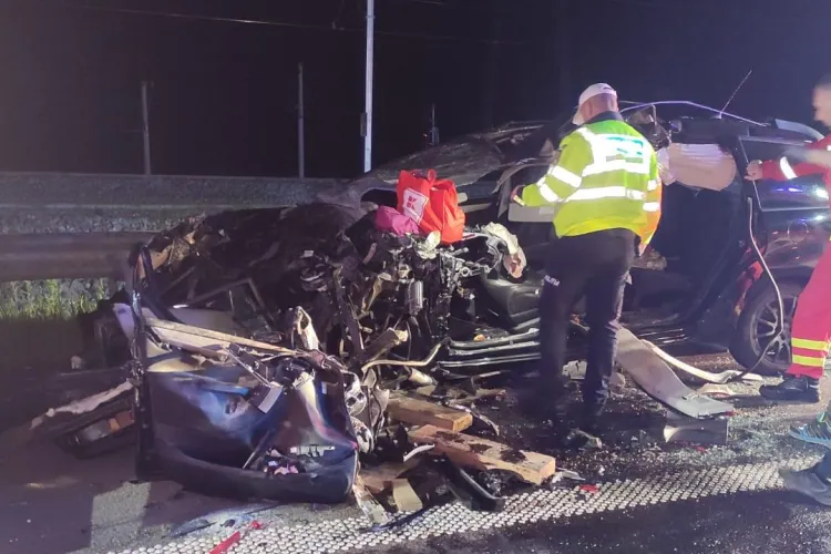 FOTO - Imagini șocante pe autostrada A1, după ce un tânăr a intrat cu mașina sub un TIR staționat regulamentar pe banda de urgență