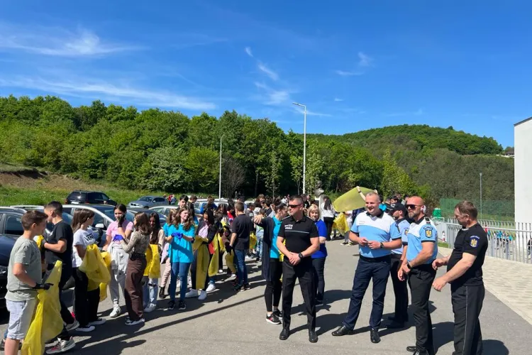 Elevii din Florești au igienizat zona Cetatea Fetei - FOTO   