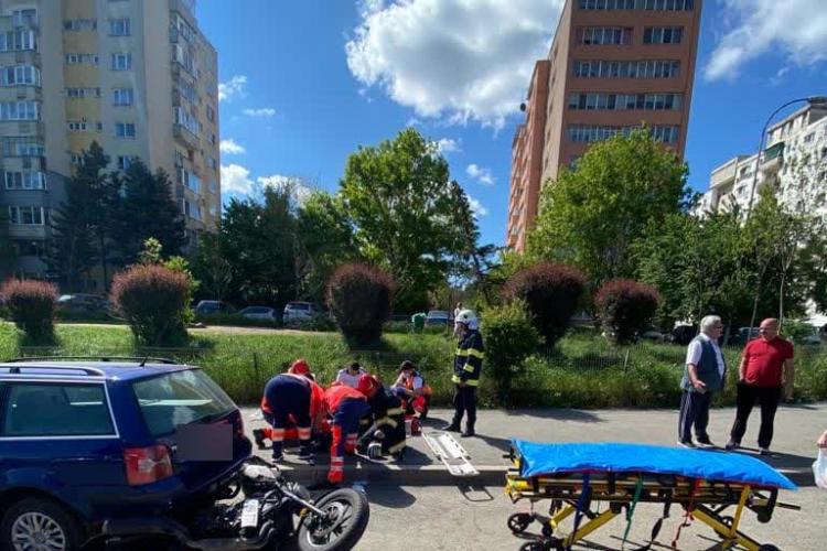 FOTO. Accident în Piața Flora. Un motociclist a ajuns sub o mașină