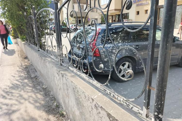 Un clujean și-a lăsat mașina în parcare și a găsit-o stropită cu ciment: „O lucrat Dorel de Florești”
