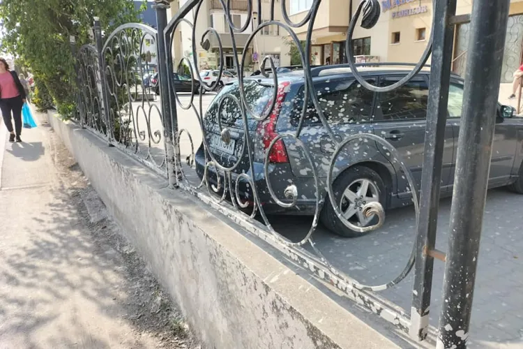 Un clujean și-a lăsat mașina în parcare și a găsit-o stropită cu ciment: „O lucrat Dorel de Florești”