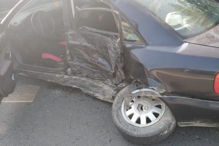 Accident în zona Gării. Două autoturisme, implicate. O persoană a avut nevoie de îngrijiri medicale 