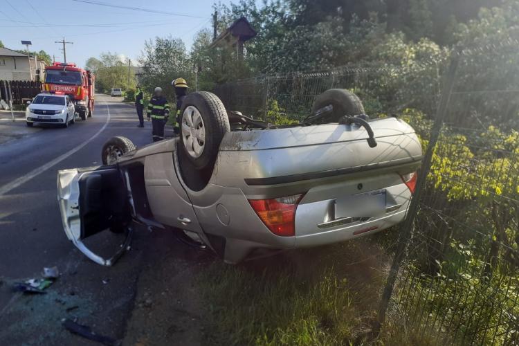 Accident in Floresti, in Tăuți. O masina e răsturnată