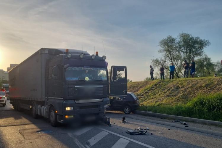 Accident grav în Dej, pe strada 1 Mai! Un șofer de 85 de ani a intrat sub un TIR - FOTO