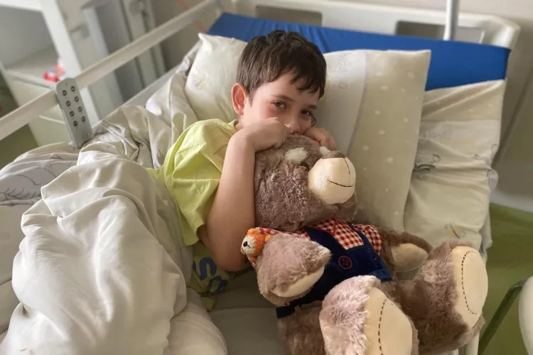 Povestea tragică a micuțului Ilie din Mariupol. Mama băiatului a murit în timp ce-l îmbrățișa: „Prin ce a trecut acest băiat este de neiertat”