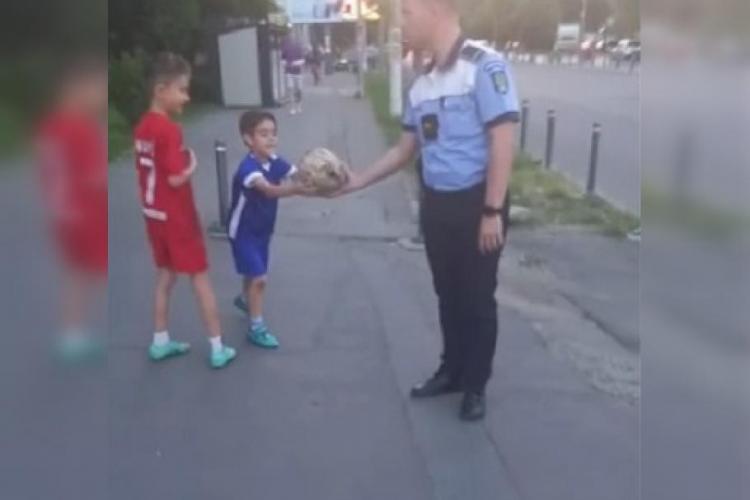 Un polițist a oprit traficul pentru a recupera mingea unor copii dintr-o intersecție. „Poate l-am avut chiar pe viitorul Gică Hagi lângă noi