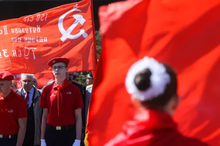 Elevii unei școli din Rusia au deschis o capsulă a timpului veche de 50 de ani. Mesaj din interior: „Să aveți prieteni în toată lumea. Să fie pace”