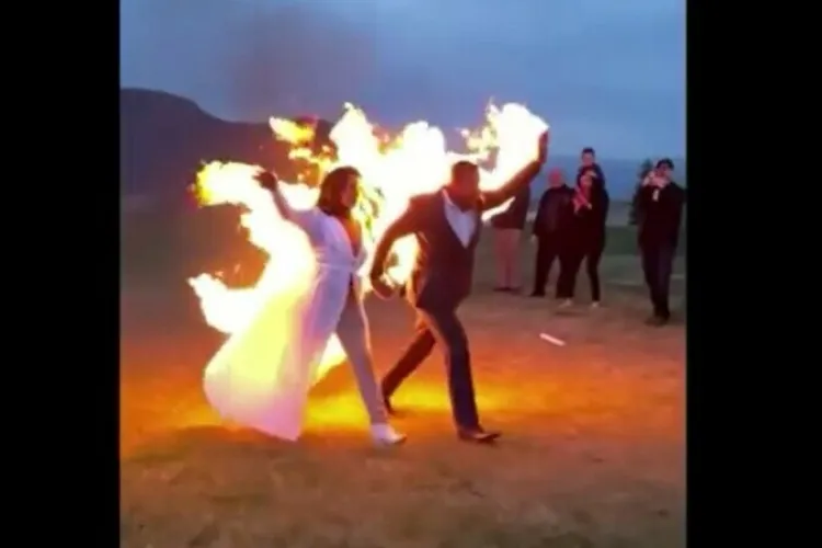 VIDEO - Doi miri și-au dat foc în timp ce se îndreptau spre altar pentru a se căsători