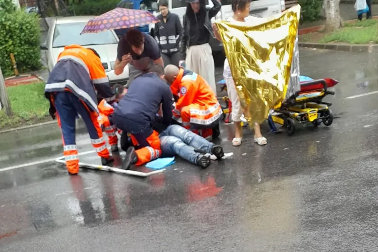 Pieton lovit pe Tăietura Turcului, în Grigorescu. Victima e întinsă pe jos - FOTO