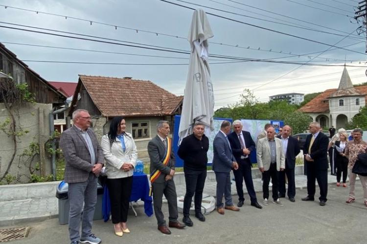 Inaugurare cu fast pentru o pompă de apă şi o conductă, în Cluj. Marii politicieni „s-au felicitat” pentru binecuvântarea lucrării cu apă sfințită